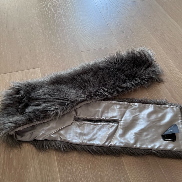 Club Monaco Faux Fur scarf - Picture 2 of 3